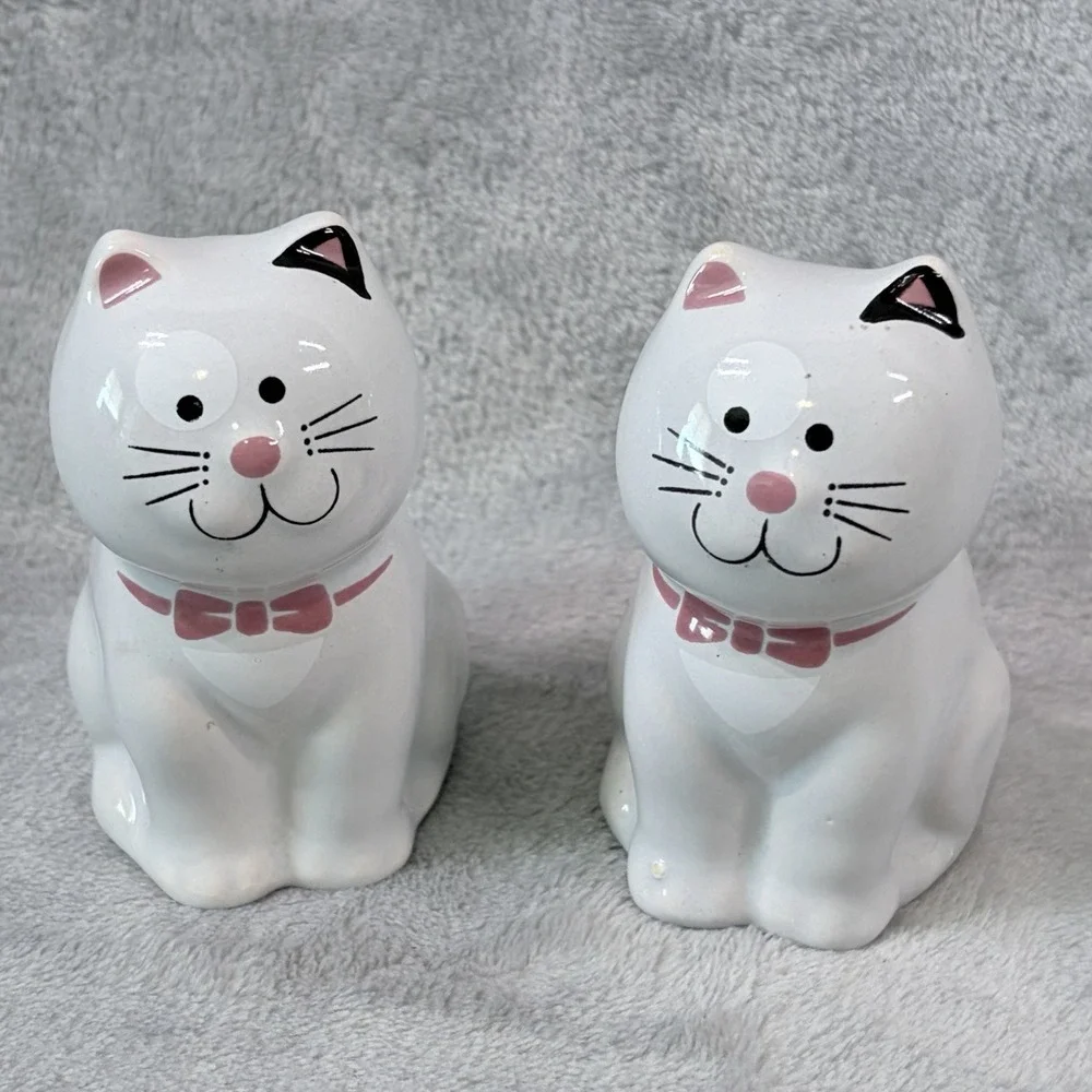Vintage Ceramic Cat Salt & Pepper Shakers Pink Bow Kitty‎ Kitsch Kitchen Decor